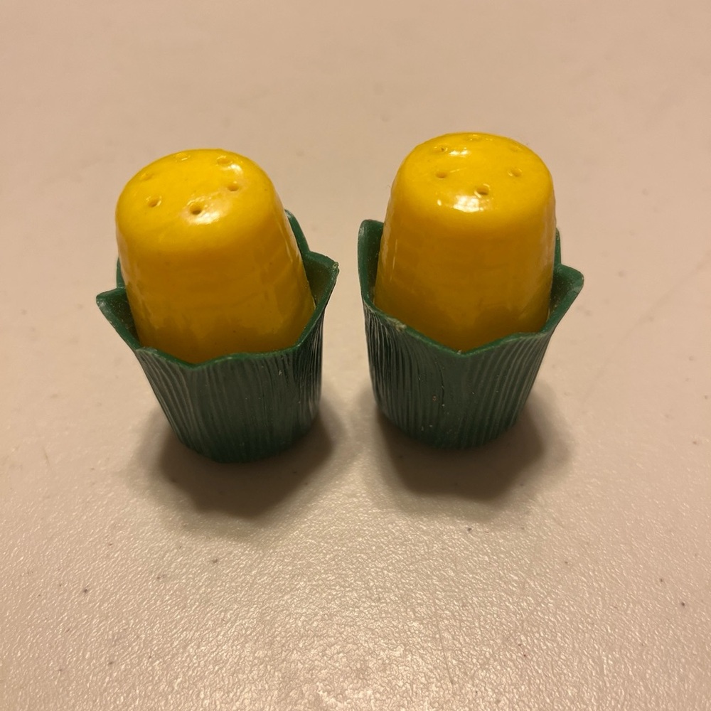 Vintage corn salt and pepper shakers 2”